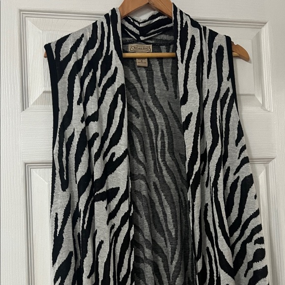 Art And Soul Black and White Zebra Pattern Vest - Picture 3 of 5